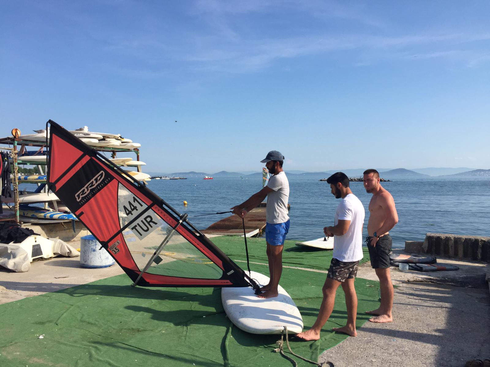 istanbul'da rüzgar sörfü yapmak