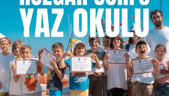 Yaz tatilinde çocuğunuzun denizle buluşmasını istiyor ancak tüm gününü sporla geçirmesi yerine ona serbest zaman da tanımak istiyorsanız; Yarım Gün Rüzgar Sörfü Programımız tam size göre! İstanbul Windsurf Center kalitesiyle sunulan bu program, özellikle rüzgar sörfüne yeni başlayan genç sporcular için mükemmel bir ısınma evresidir.