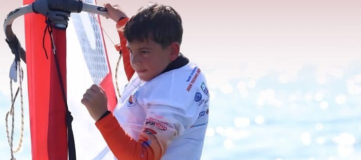 Techno 293 Dünya Şampiyonası’nda Bozok Balcı rüzgarı! Foça’da düzenlenen dev organizasyonda U13 5.0 kategorisinde Dünya Üçüncülüğü kazanan genç sporcumuz, Temmuz ayında Polonya’da düzenlenecek Avrupa Şampiyonası için kollarını sıvadı. Detaylar ve tebrik mesajı.